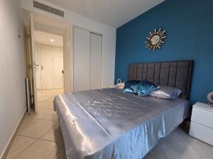 Ένα ή περισσότερα κρεβάτια σε δωμάτιο στο 5mn Monaco - Terrasse aperçu mer - Parking - FA