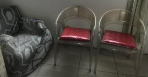 zwei Betten mit roten Kissen in einem Zimmer in der Unterkunft casa Hamburgo in Búzios