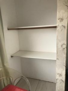 ein leerer Schrank mit einem Tisch und einem Stuhl in der Unterkunft casa Hamburgo in Búzios