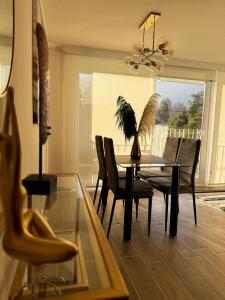 una sala da pranzo con tavolo e sedie in vetro di Depto amoblado Premium - Escapada Andina a Santiago