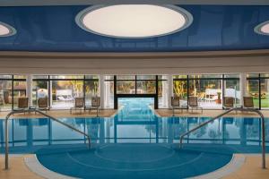 ein Swimmingpool mitten in einem Gebäude in der Unterkunft Marriott’s Club Son Antem in Llucmajor