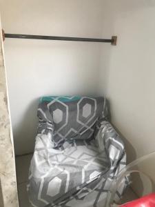 Bett in einer Ecke eines Zimmers in der Unterkunft casa Hamburgo in Búzios