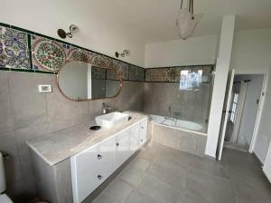Ένα μπάνιο στο Maison Lella Kmar Sidi Bou said +42 φωτογραφίες