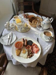 uma mesa com um prato de café da manhã e café em Abbey Farm Bed And Breakfast em Atherstone mais 20 fotografias