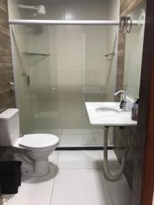 ein Badezimmer mit Toilette, Dusche und Waschbecken in der Unterkunft casa Hamburgo in Búzios