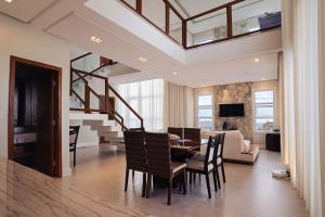 塞古罗港Casa com Piscina e Vista Parcial para o Mar的用餐室和带餐桌的客厅