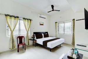 Giường trong phòng chung tại Hotel O Elegant Residency Vandalur Zoo