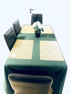 a table with a plant sitting on top of it at F2 Escale CDG calme à 20 mins de paris , Stade 2 France, Aéro CDG, Parc des expositions, Disneyland Paris,Futuroscope, Tour Eiffel in Arnouville-lès-Gonesse +8 photos