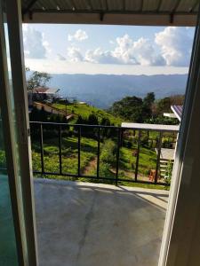 una vista su un balcone con vista sulle montagne di Phumokdokmai Resort a Ban Seng Choi