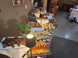 Casablanca Guesthouse في Carletonville: خط بوفيه مع العديد من أنواع الطعام المختلفة