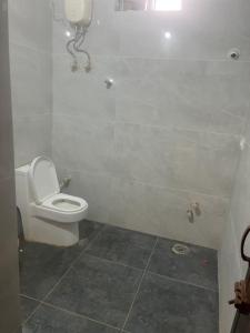 Un baño de Sri Madhavam Home Stay 4 fotos más