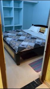Una cama o camas en una habitación de Sri Madhavam Home Stay