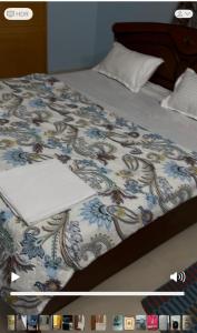 Una cama o camas en una habitación de Sri Madhavam Home Stay