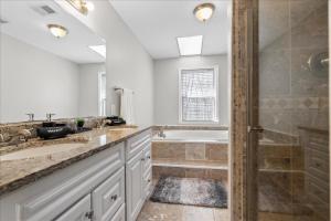 ein Badezimmer mit zwei Waschbecken, einer Badewanne und einer Dusche in der Unterkunft Home in National Harbor Area in Accokeek + 42 Fotos