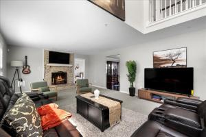 ein Wohnzimmer mit Sofa und Fernseher in der Unterkunft Home in National Harbor Area in Accokeek