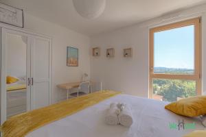 Ένα ή περισσότερα κρεβάτια σε δωμάτιο στο Verdun- Lyon - LB - Confort et tranquillité à Dardilly