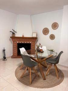 un soggiorno con tavolo e sedie in vetro di CASA FAMILIAR LA ZUBIA - Granada a La Zubia