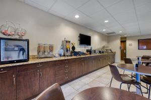 Η κουζίνα ή μικρή κουζίνα στο SureStay Plus Hotel by Best Western Buckhannon