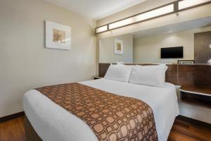 Ένα ή περισσότερα κρεβάτια σε δωμάτιο στο SureStay Plus Hotel by Best Western Buckhannon +50 φωτογραφίες