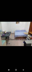 ein kleines Zimmer mit einem Bett und einem Schreibtisch in der Unterkunft Private Studio 17 in Tirana