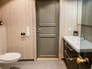 Koupelna v ubytování Enjoy The Calm Setting Of This Cozy Family Cabin