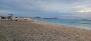 una spiaggia sabbiosa con torretta del bagnino e l'oceano di Ka-Bela 2 a Sal Rei