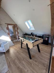 Herní místnost v ubytování Domaine Le Pineau Private Pool & Nordic Jacuzzi Loire Valley