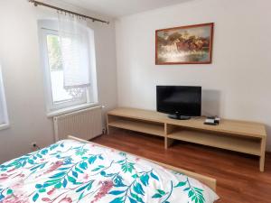 Una televisión o centro de entretenimiento en Tysiąclecia 11/1