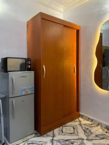 een keuken met een kleine koelkast en een houten deur bij Private Studio Apartment in Lagos