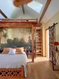 Postel nebo postele na pokoji v ubytování Cottage With Natural Pool In Burgundy