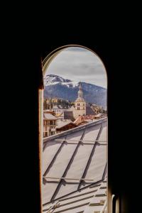 Una vista de una ciudad desde la ventana de un edificio. en Grand Hotel Soleil d'Or, en Megève