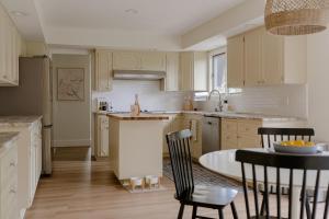 Kuchyň nebo kuchyňský kout v ubytování Evergreen Lodge