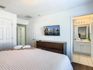 En eller flere senge i et værelse på Cozy Townhouse with Private Pool in Kissimmee