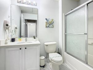 Et badeværelse på Cozy Townhouse with Private Pool in Kissimmee + 84 billeder