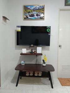 Una sala de estar con televisión y una mesa de café. en SKL Staycation Hub, en Mandaue 19 fotos más