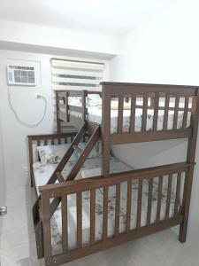 un grupo de literas en una habitación en SKL Staycation Hub, en Mandaue