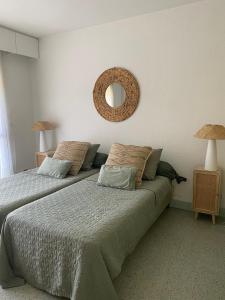 En eller flere senge i et værelse på Centre ville de St Jean Cap Ferrat