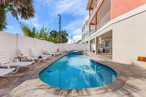 Бассейн в Where Big Memories Begin, A Coastal Escape for All - Beach House on Bayview - Roelens или поблизости