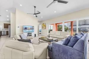 Гостиная зона в Where Big Memories Begin, A Coastal Escape for All - Beach House on Bayview - Roelens