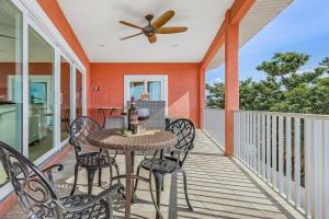 Балкон или терраса в Where Big Memories Begin, A Coastal Escape for All - Beach House on Bayview - Roelens