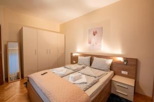 una camera da letto con un letto e un quadro sul muro di NDK Garden at Vitosha Blvd Absolutely Top Center with Free Parking a Sofia