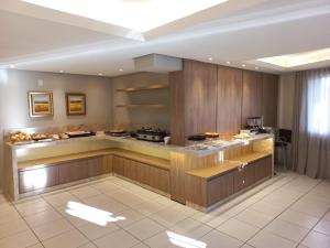 O bucătărie sau chicinetă la Ipê Hotel Curitiba - Av das Torres +14 fotografii