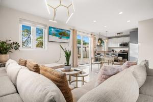 ein Wohnzimmer mit Sofa und Tisch in der Unterkunft Monserat 33Q in Palm-Eagle Beach