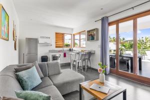 Jan ThielにあるVilla Sol Paraisoのソファとテーブルのあるリビングルーム