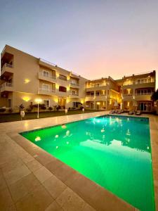 Πισίνα στο ή κοντά στο Royal Nile Villas - Nile View Apartment 2