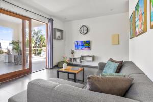 Jan ThielにあるVilla Sol Paraisoのソファとテーブルのあるリビングルーム