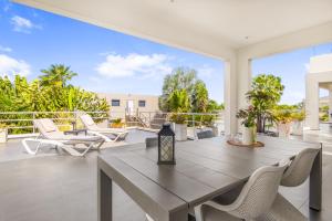 Jan ThielにあるVilla Sol Paraisoのバルコニーにテーブルと椅子が置かれたダイニングルーム