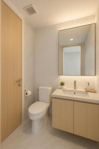 Et badeværelse på Hyde Sukhumvit11 Stylish Suite in Nana and BTS + 3 billeder