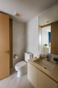 Et badeværelse på Hyde Sukhumvit11 Stylish Suite in Nana and BTS