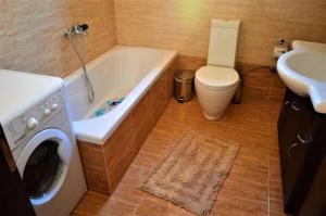 Et badeværelse på Villa AlexandraSea View + 31 billeder